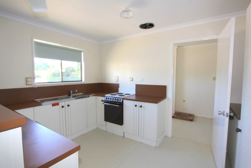 Photo - 32 Harris St , Emerald QLD 4720 - Image 3