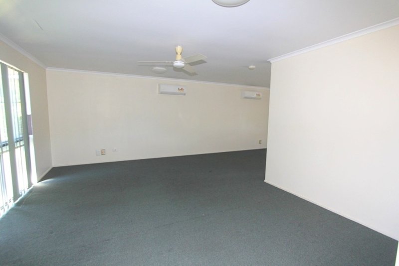 Photo - 32 Harris St , Emerald QLD 4720 - Image 4