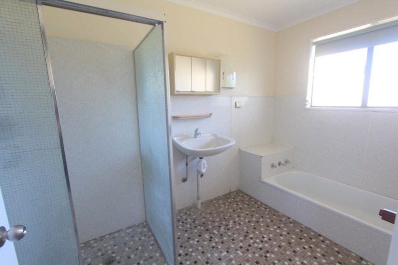 Photo - 32 Harris St , Emerald QLD 4720 - Image 10