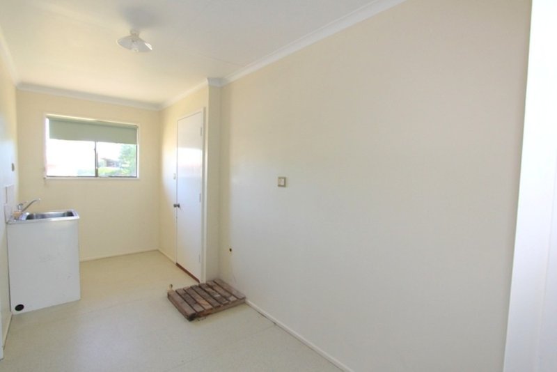 Photo - 32 Harris St , Emerald QLD 4720 - Image 11