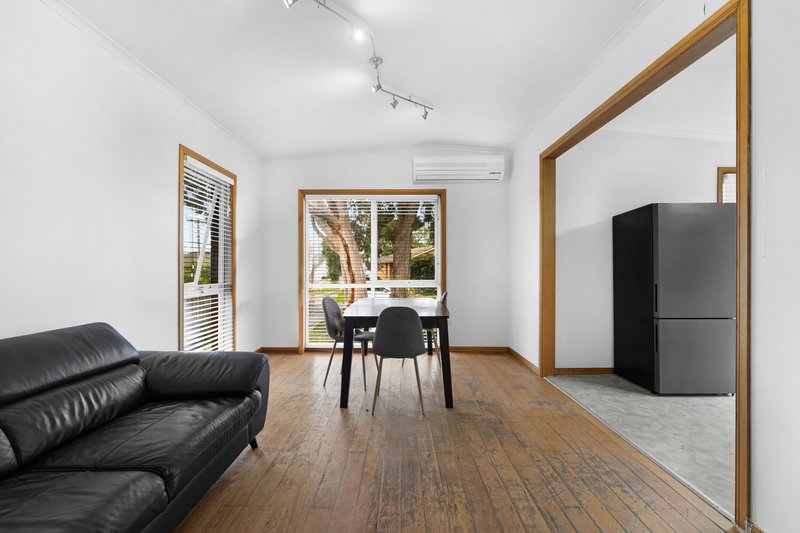 Photo - 32 Hoya Crescent, Frankston North VIC 3200 - Image 2