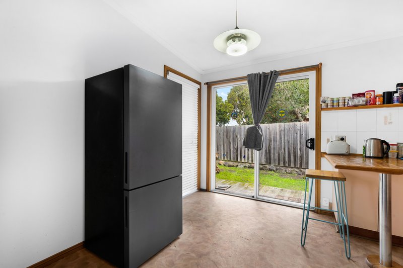 Photo - 32 Hoya Crescent, Frankston North VIC 3200 - Image 4