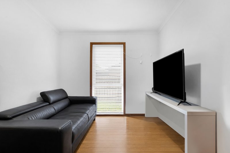 Photo - 32 Hoya Crescent, Frankston North VIC 3200 - Image 5