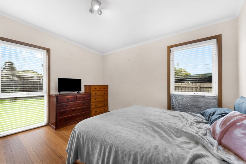 Photo - 32 Hoya Crescent, Frankston North VIC 3200 - Image 7