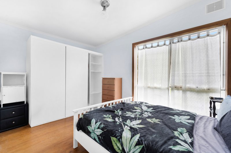 Photo - 32 Hoya Crescent, Frankston North VIC 3200 - Image 8