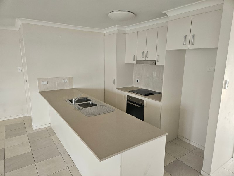 Photo - 32 Jade Street, Emerald QLD 4720 - Image 4