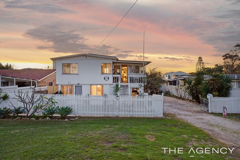 Photo - 32 Janis Street, Halls Head WA 6210 - Image 1