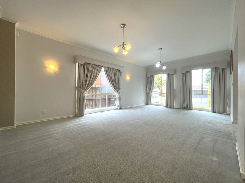 Photo - 32 Jasmine Drive, Mill Park VIC 3082 - Image 2