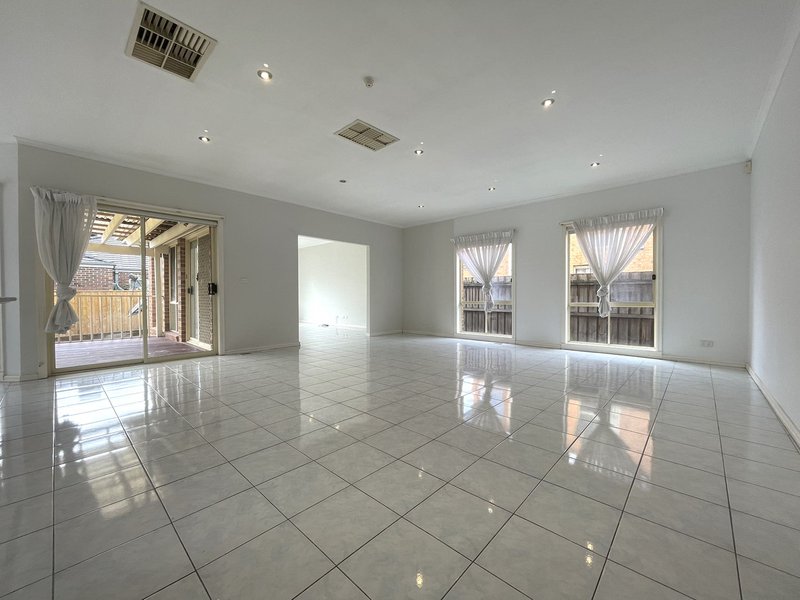 Photo - 32 Jasmine Drive, Mill Park VIC 3082 - Image 3