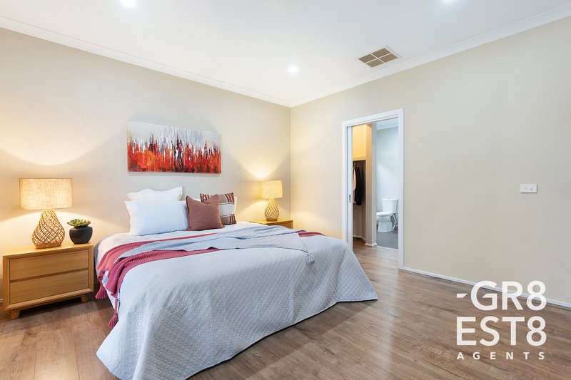 Photo - 32 John Russell Road, Cranbourne West VIC 3977 - Image 4