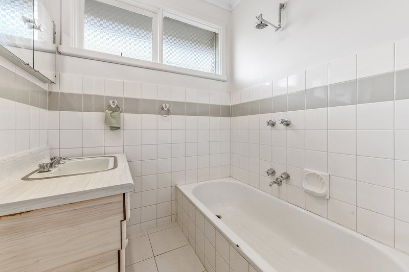 Photo - 32 Leicester Avenue, Glen Waverley VIC 3150 - Image 6