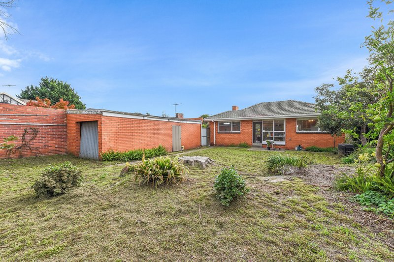 Photo - 32 Leicester Avenue, Glen Waverley VIC 3150 - Image 8