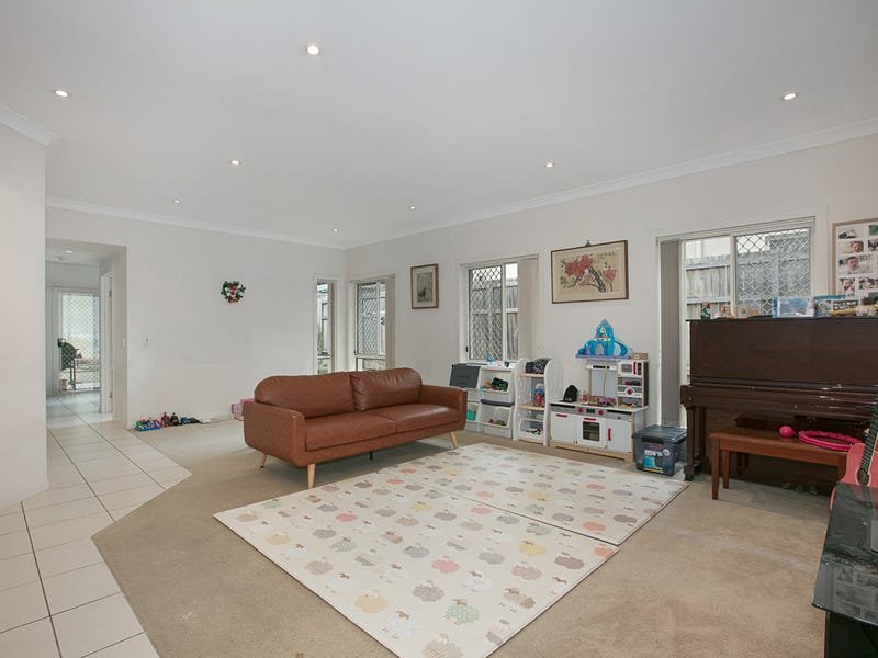 Photo - 32 Lockwood Place, Molendinar QLD 4214 - Image 3