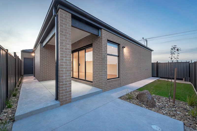 Photo - 32 Loudon Circuit, Craigieburn VIC 3064 - Image 10