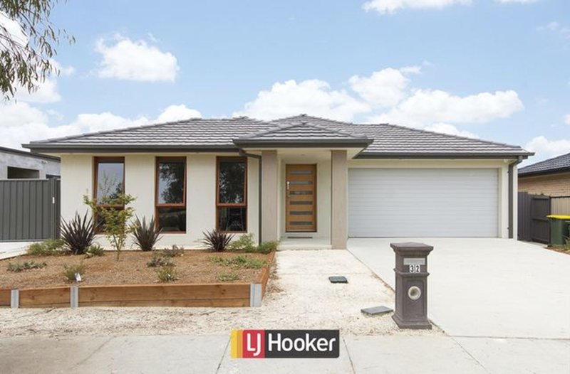 Photo - 32 Macfarlane Burnett Avenue, Macgregor ACT 2615 - Image 2