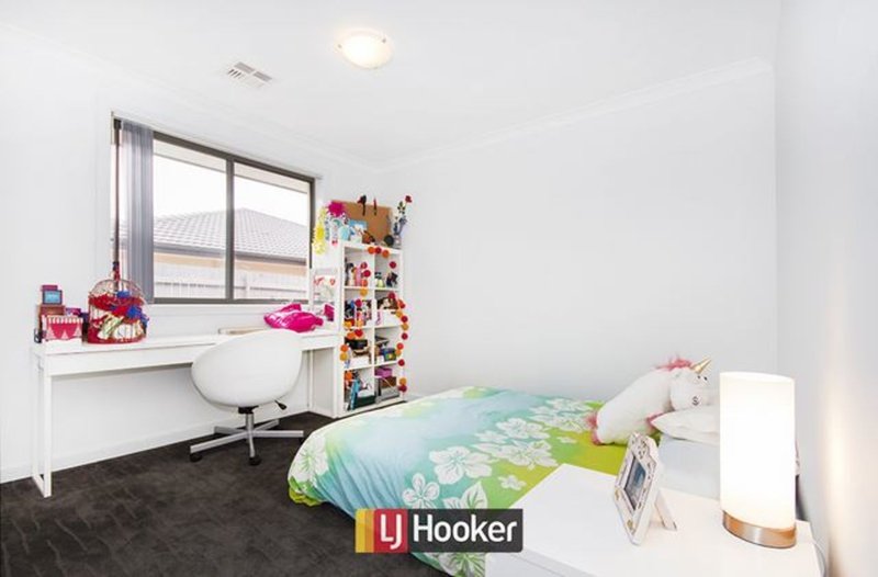 Photo - 32 Macfarlane Burnett Avenue, Macgregor ACT 2615 - Image 12