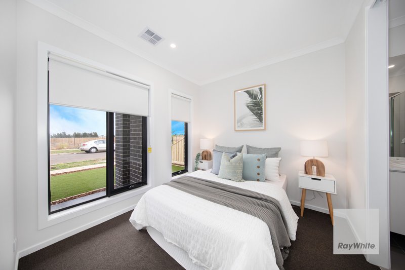 Photo - 32 Marigold Drive, Fraser Rise VIC 3336 - Image 2