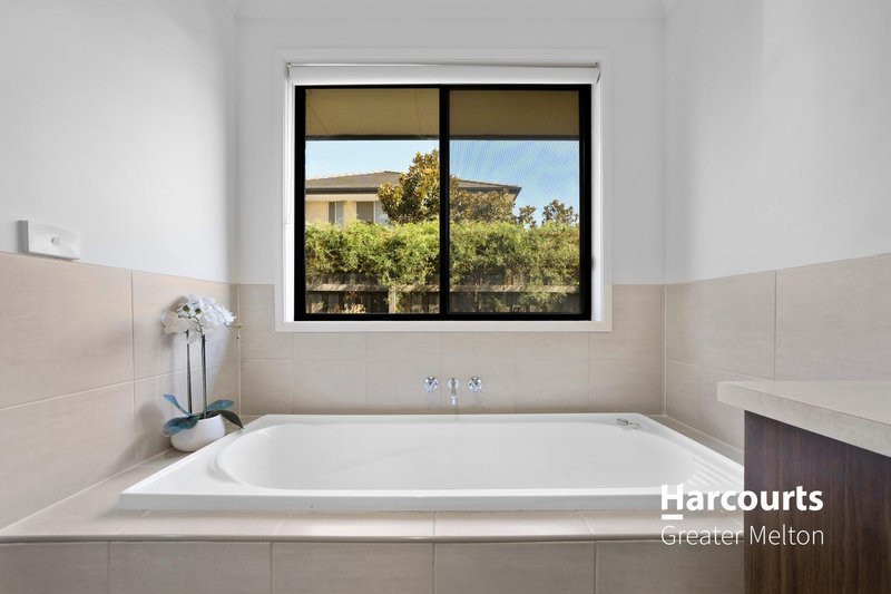 Photo - 32 Marong Avenue, Eynesbury VIC 3338 - Image 10