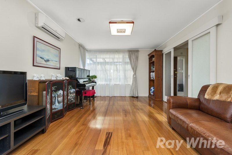 Photo - 32 Maylands Crescent, Glen Waverley VIC 3150 - Image 4