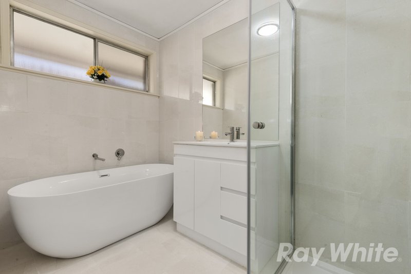 Photo - 32 Maylands Crescent, Glen Waverley VIC 3150 - Image 6