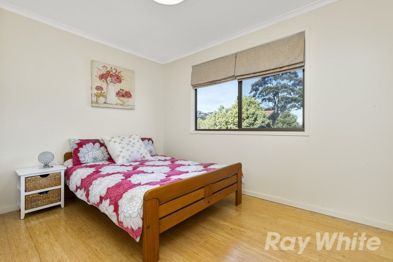 Photo - 32 Maylands Crescent, Glen Waverley VIC 3150 - Image 9