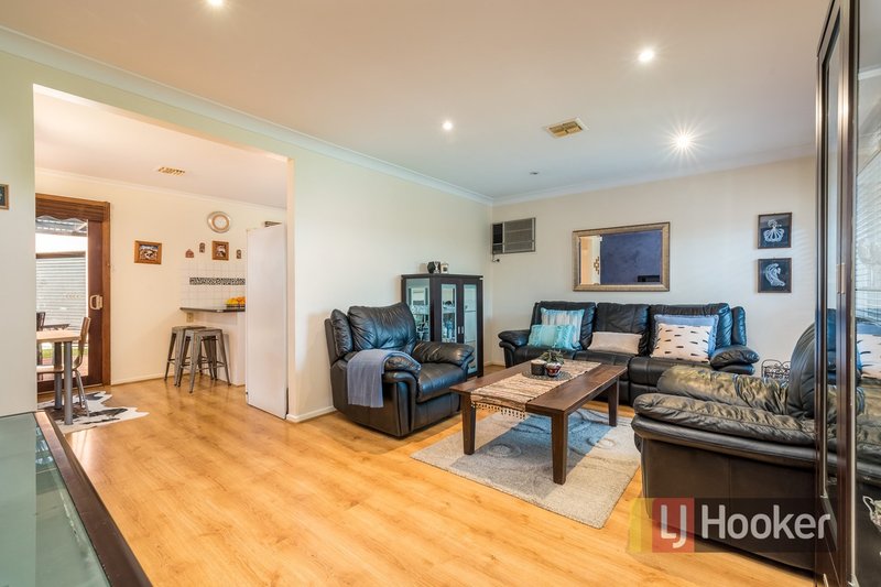 Photo - 32 Meredith Crescent, Hampton Park VIC 3976 - Image 3