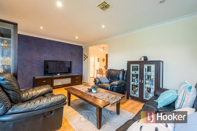 Photo - 32 Meredith Crescent, Hampton Park VIC 3976 - Image 4