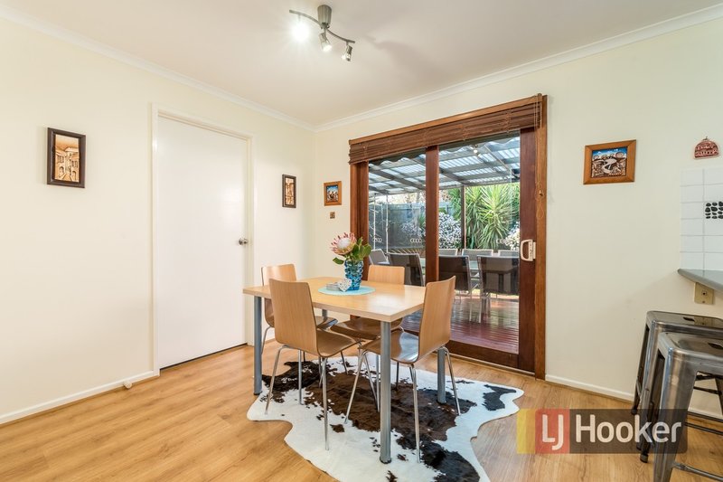 Photo - 32 Meredith Crescent, Hampton Park VIC 3976 - Image 5