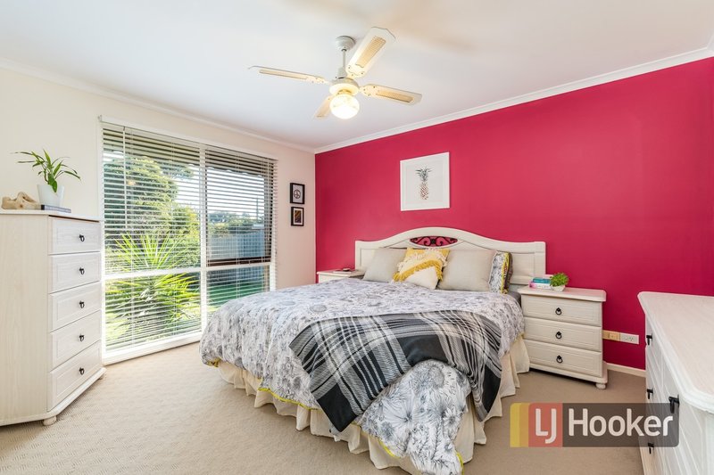 Photo - 32 Meredith Crescent, Hampton Park VIC 3976 - Image 6