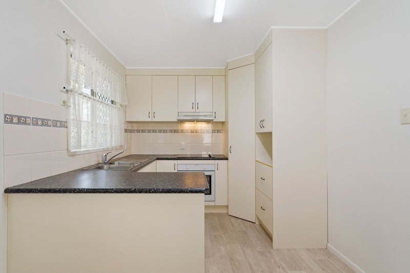 Photo - 32 Naomai Street, Bundamba QLD 4304 - Image 4