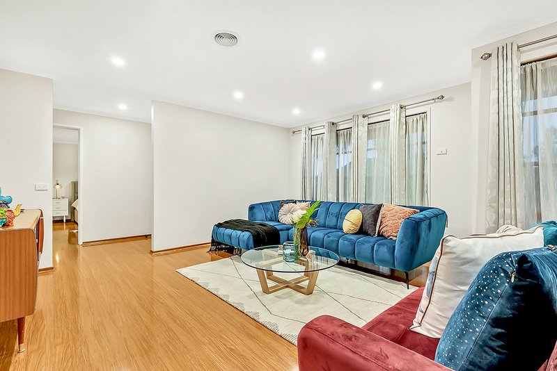 Photo - 32 Newlyn Drive, Craigieburn VIC 3064 - Image 6