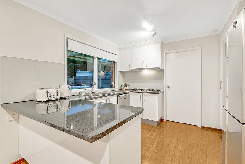 Photo - 32 Newlyn Drive, Craigieburn VIC 3064 - Image 11