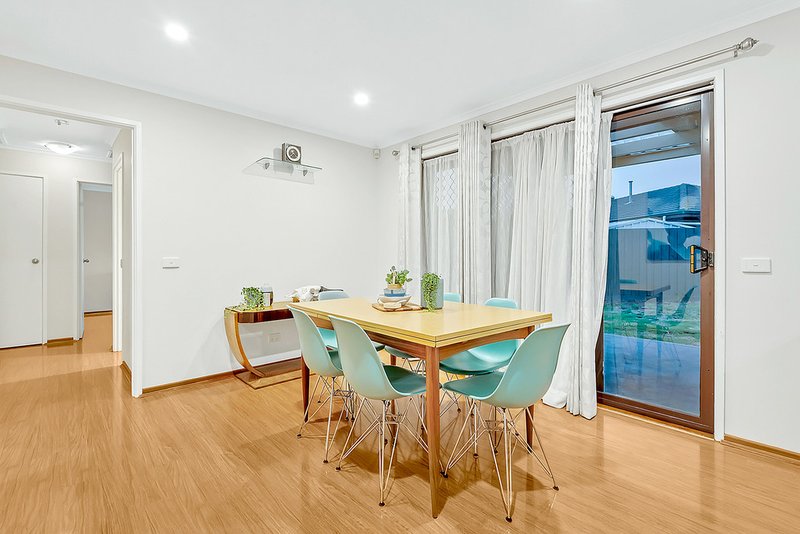 Photo - 32 Newlyn Drive, Craigieburn VIC 3064 - Image 13