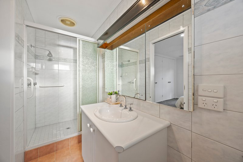 Photo - 32 Old Orchard Drive, Wantirna South VIC 3152 - Image 8