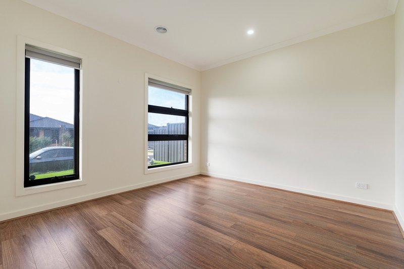 Photo - 32 Oleander Circuit, Beveridge VIC 3753 - Image 8