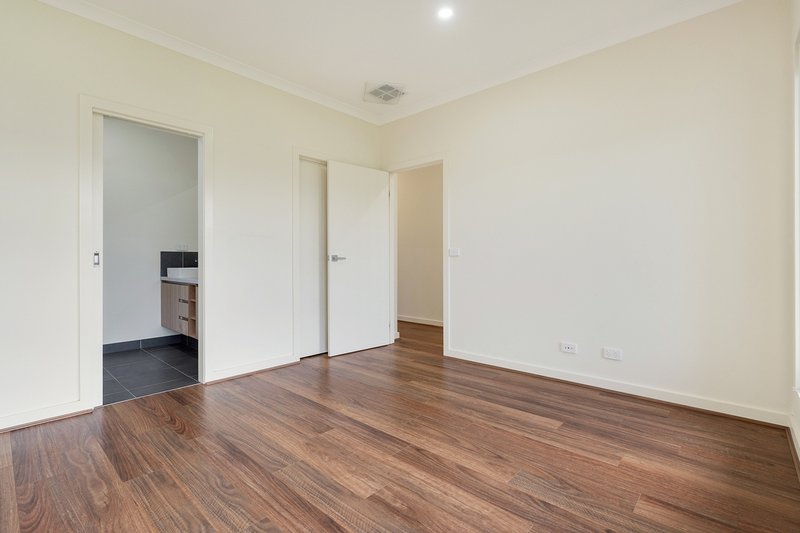 Photo - 32 Oleander Circuit, Beveridge VIC 3753 - Image 9