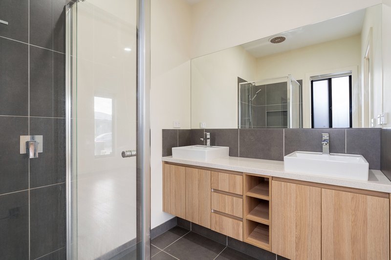 Photo - 32 Oleander Circuit, Beveridge VIC 3753 - Image 10