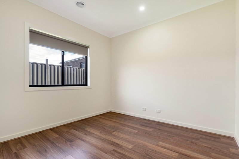 Photo - 32 Oleander Circuit, Beveridge VIC 3753 - Image 11