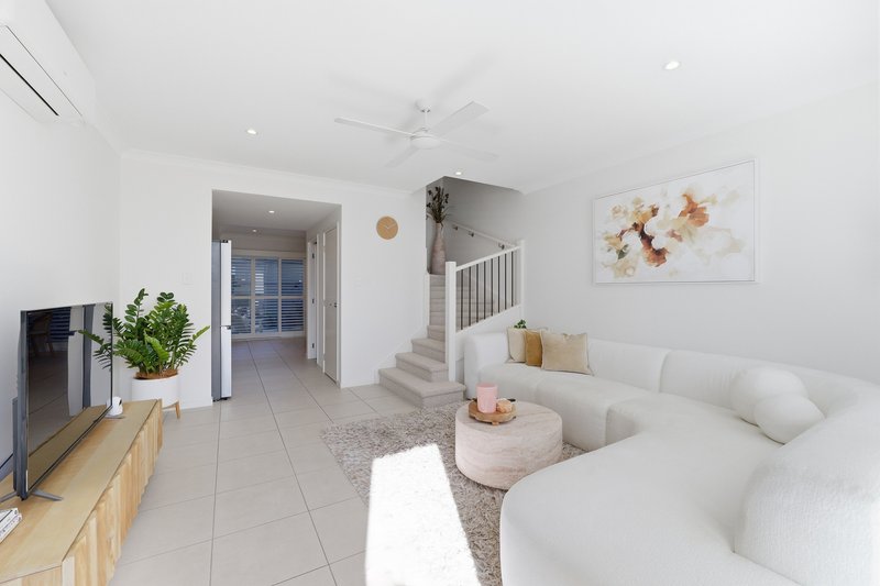 Photo - 32 Olivia Crescent, Nirimba QLD 4551 - Image 2