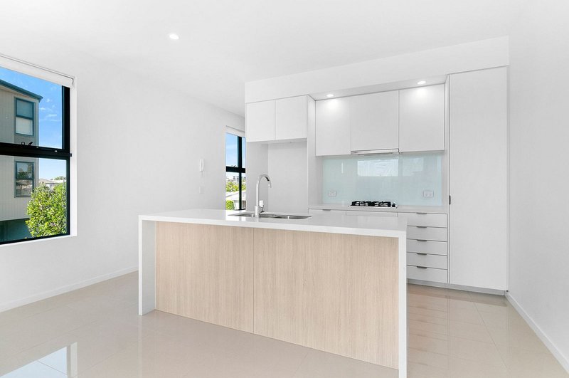 Photo - 32 Outrigger Circuit, Hope Island QLD 4212 - Image 4
