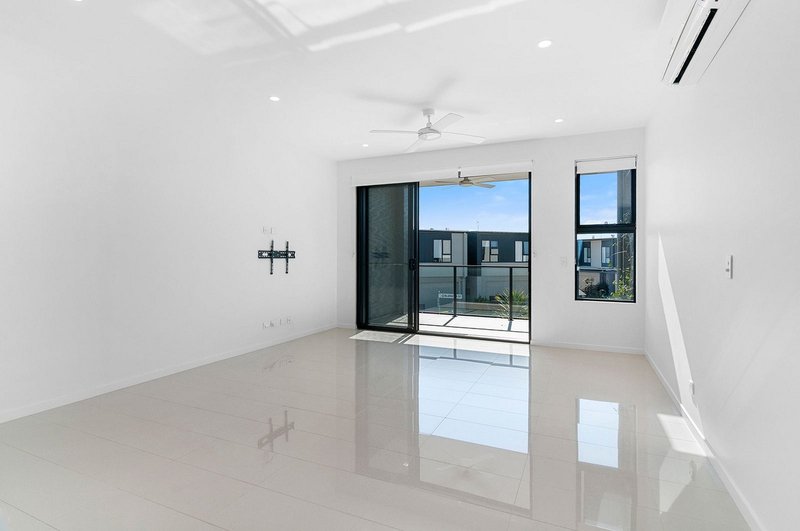 Photo - 32 Outrigger Circuit, Hope Island QLD 4212 - Image 6