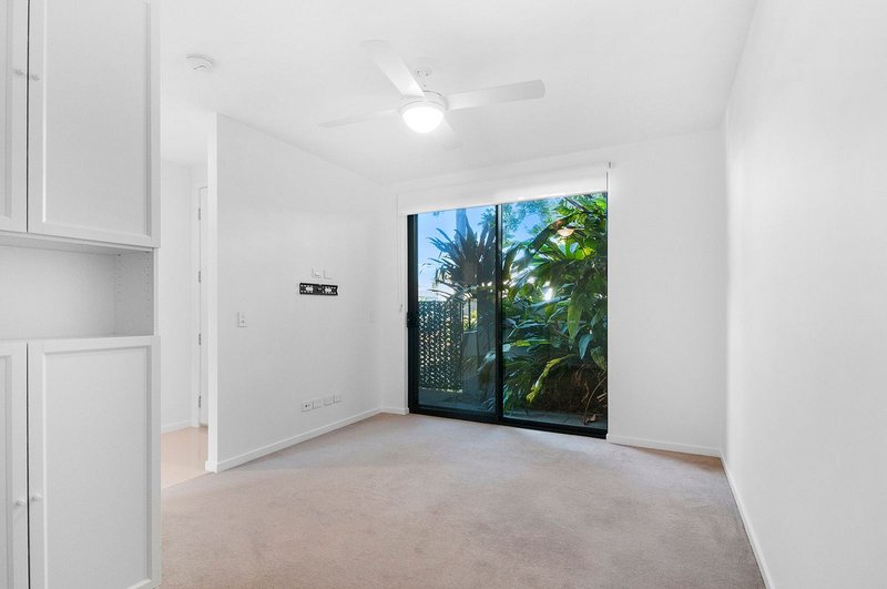 Photo - 32 Outrigger Circuit, Hope Island QLD 4212 - Image 7