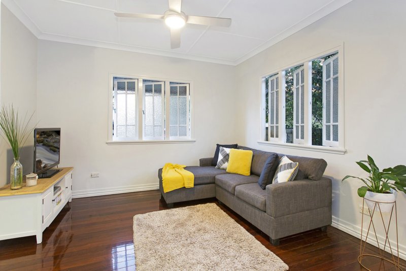 Photo - 32 Palmer Street, Greenslopes QLD 4120 - Image 3