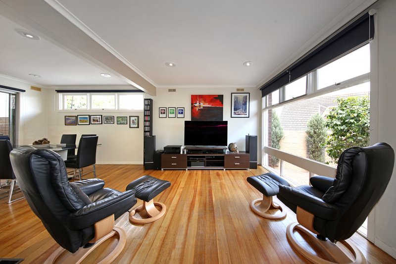 Photo - 32 Pasadena Crescent, Bentleigh East VIC 3165 - Image 5