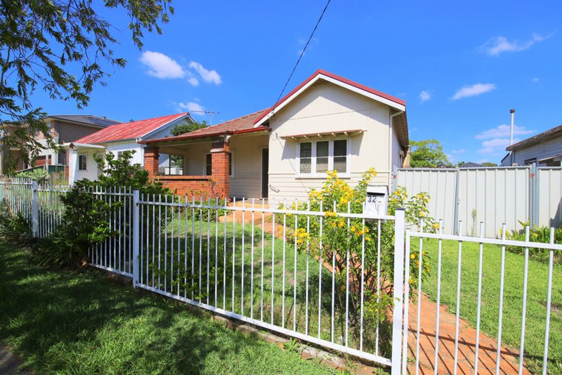 Photo - 32 Petunia Avenue, Bankstown NSW 2200 - Image 2