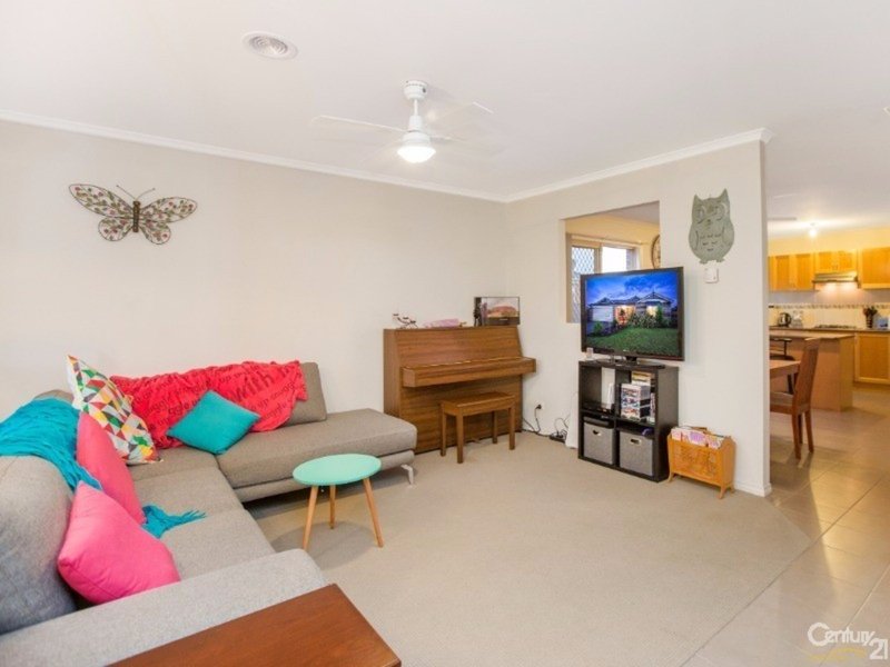 Photo - 32 Pomegranate Way, Pakenham VIC 3810 - Image 2