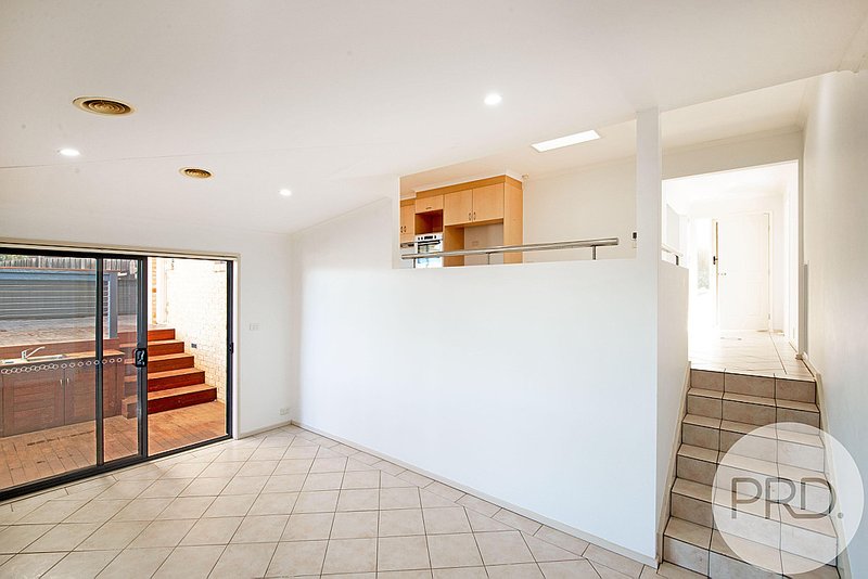 Photo - 32 Pomeroy Street, Dunlop ACT 2615 - Image 4