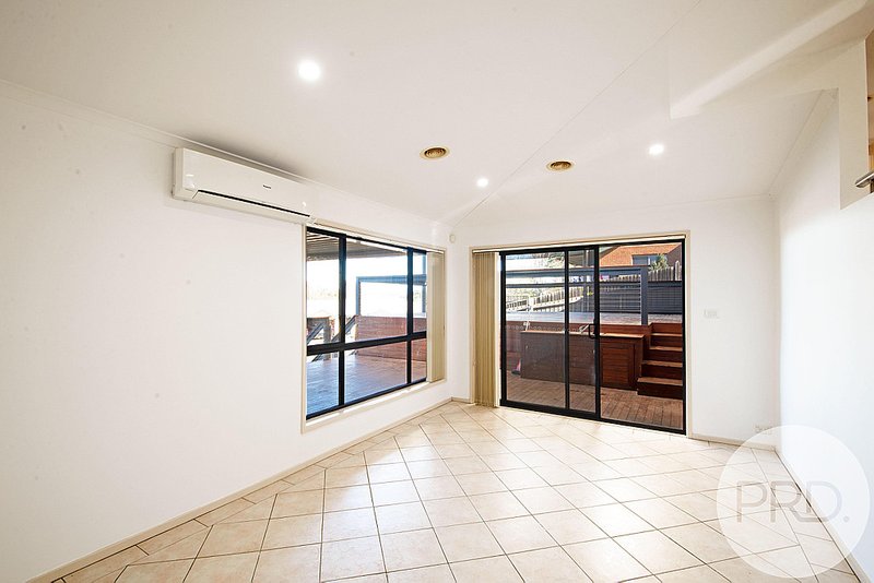 Photo - 32 Pomeroy Street, Dunlop ACT 2615 - Image 8