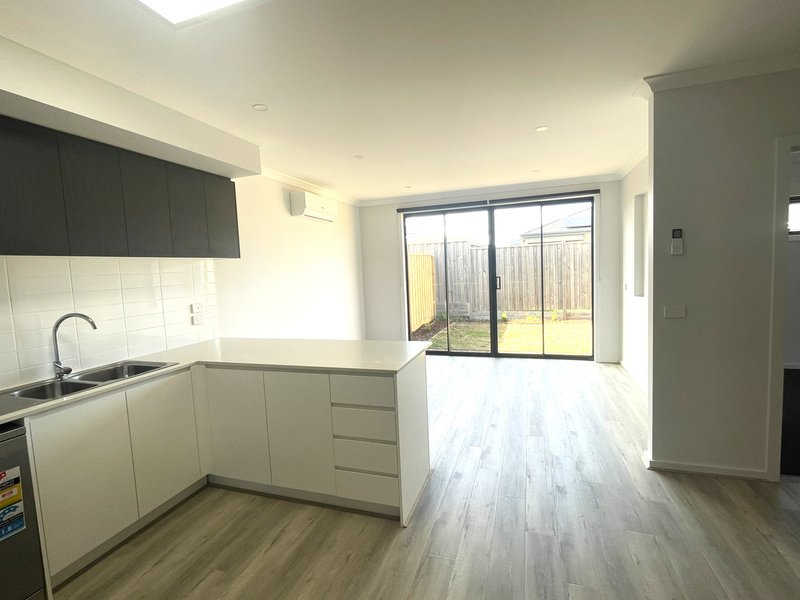 Photo - 32 Quarter Way, Donnybrook VIC 3064 - Image 3