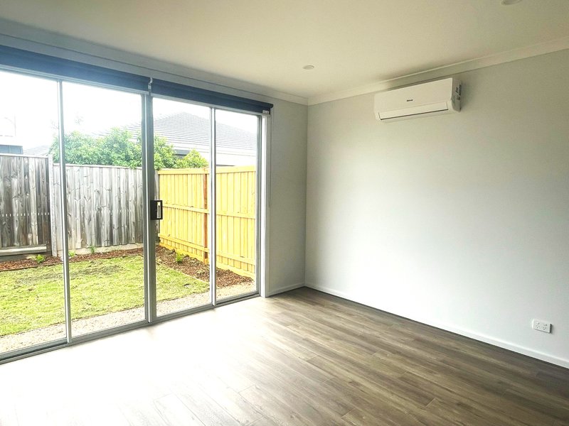 Photo - 32 Quarter Way, Donnybrook VIC 3064 - Image 5